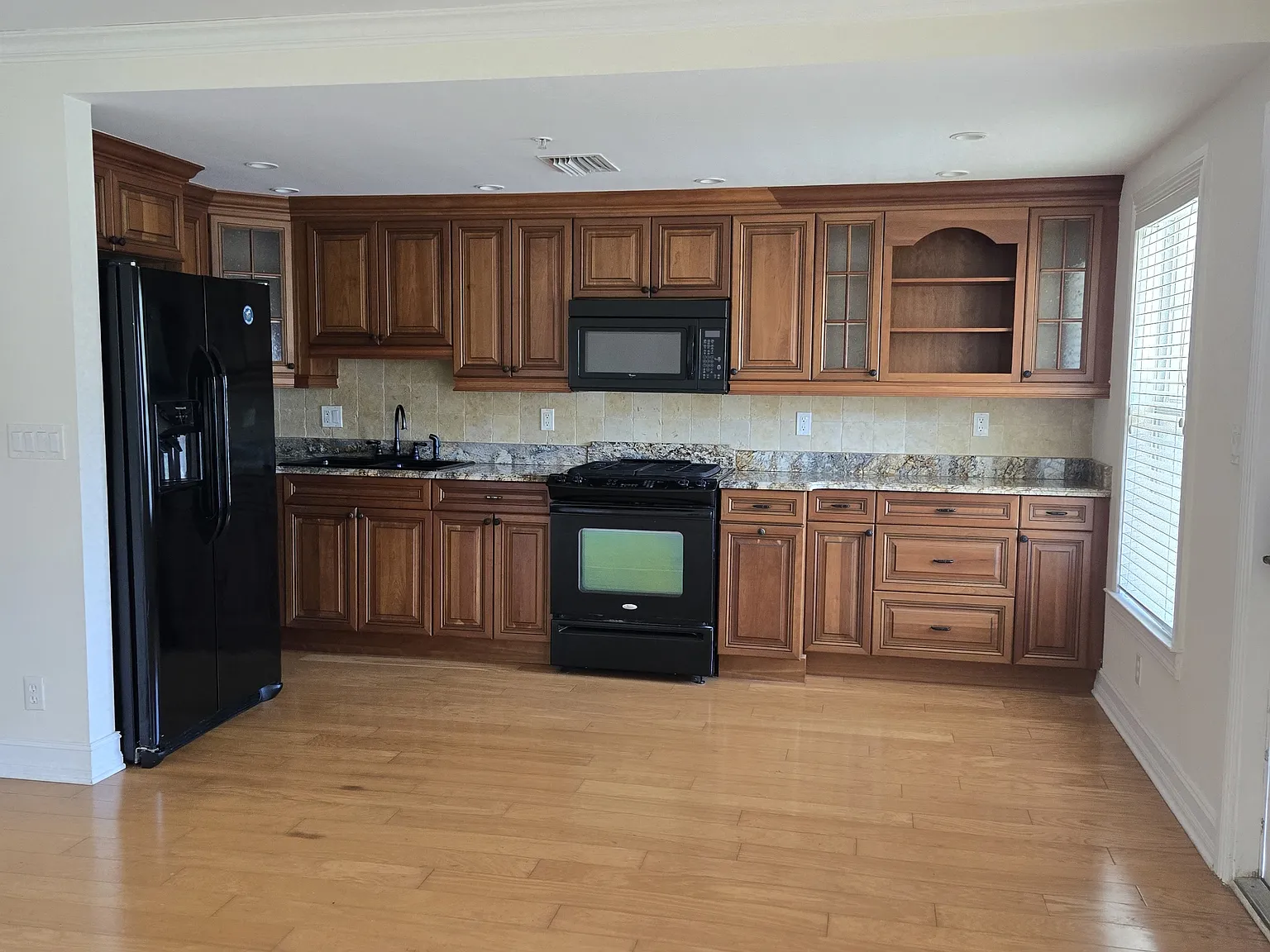 2 bed, 1045 sqft, $2,195 — Photo 3