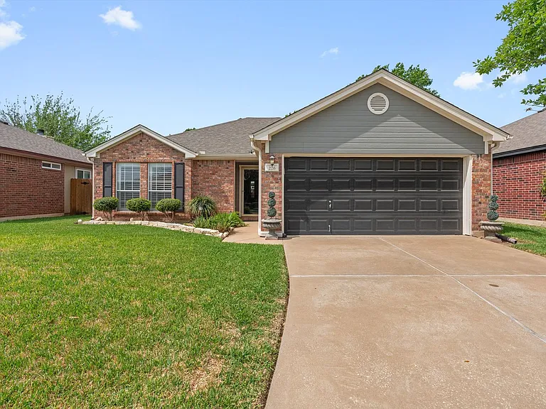 226 Claris Ln — Photo 1