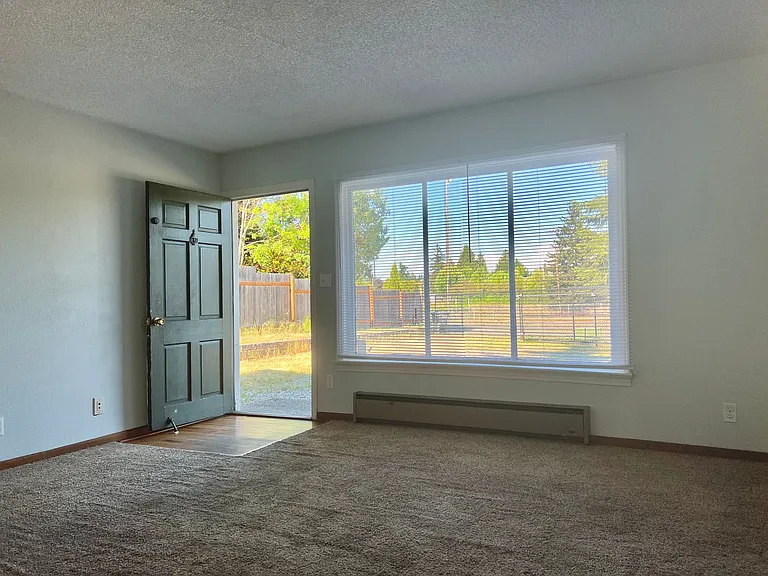 16043 Sylvester Rd SW — Photo 3