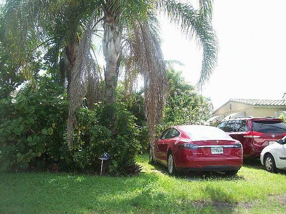 3rd image of 920 SW 22nd St