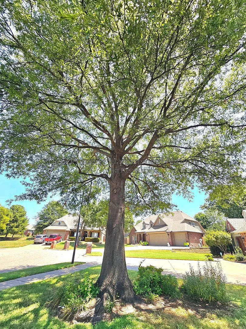 4 bed, 3.0 bath, 2687 sqft, $2,400 — Photo 3