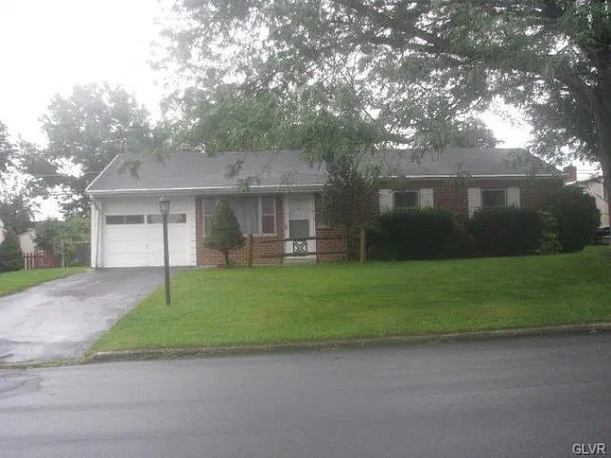 3090 Salisbury Dr photo 1