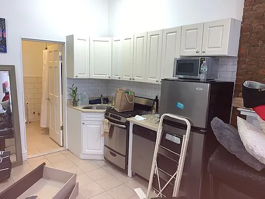 Rented by Salon Realty Corp | media 13