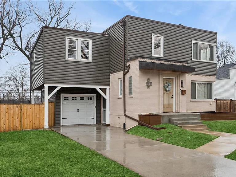 289 Oxford Rd — Photo 1