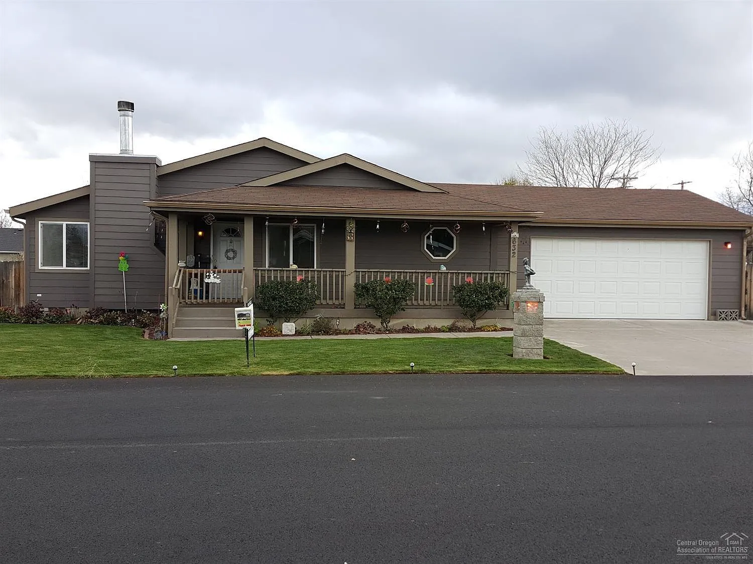 632 NE Shoshone Dr photo 1