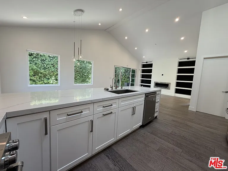 15122 Morrison St — Photo 32