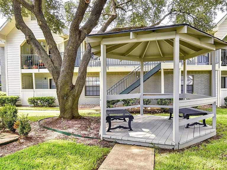 Fieldcrest Apartments — Photo 19