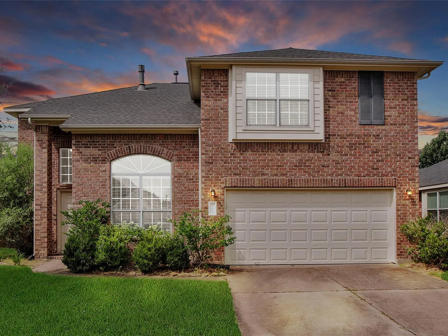 3 bed, 3.5 bath, 2082 sqft, $2,300 — Photo 2