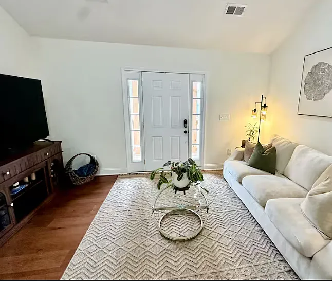 3 bed, 1250 sqft, $2,300 — Photo 4
