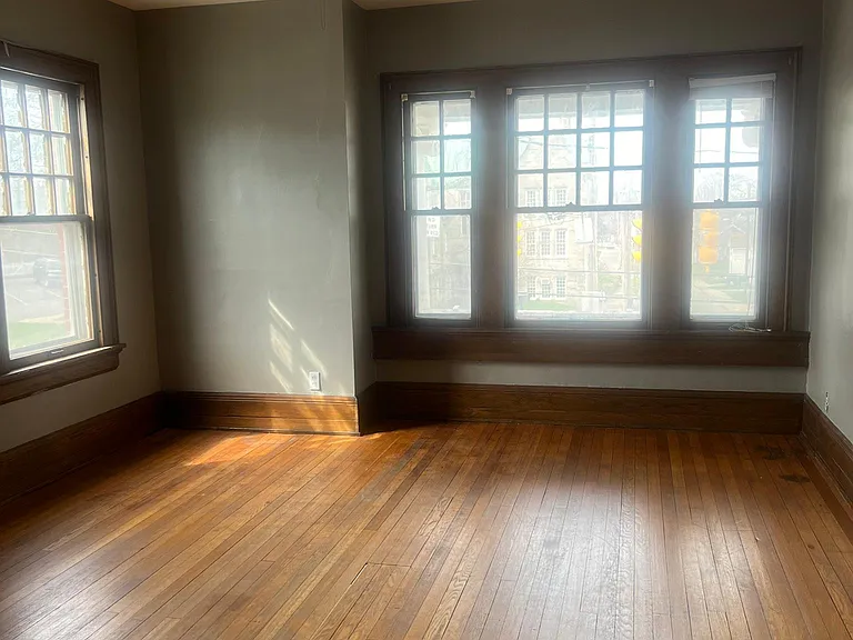 283 Park Ave W #4 — Photo 3