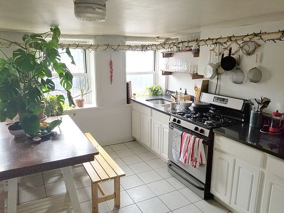 5th image of 243 Scholes St APT 1