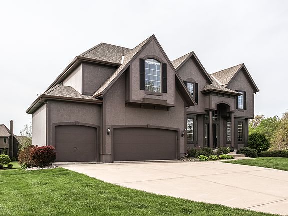 4 Bedrooms 3.2 Baths