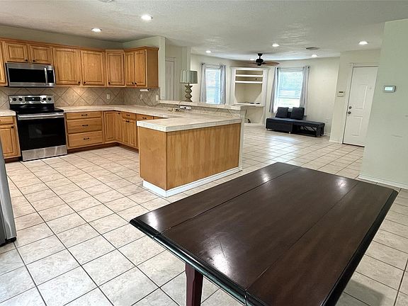 5th image of 895 Lakeview Dr