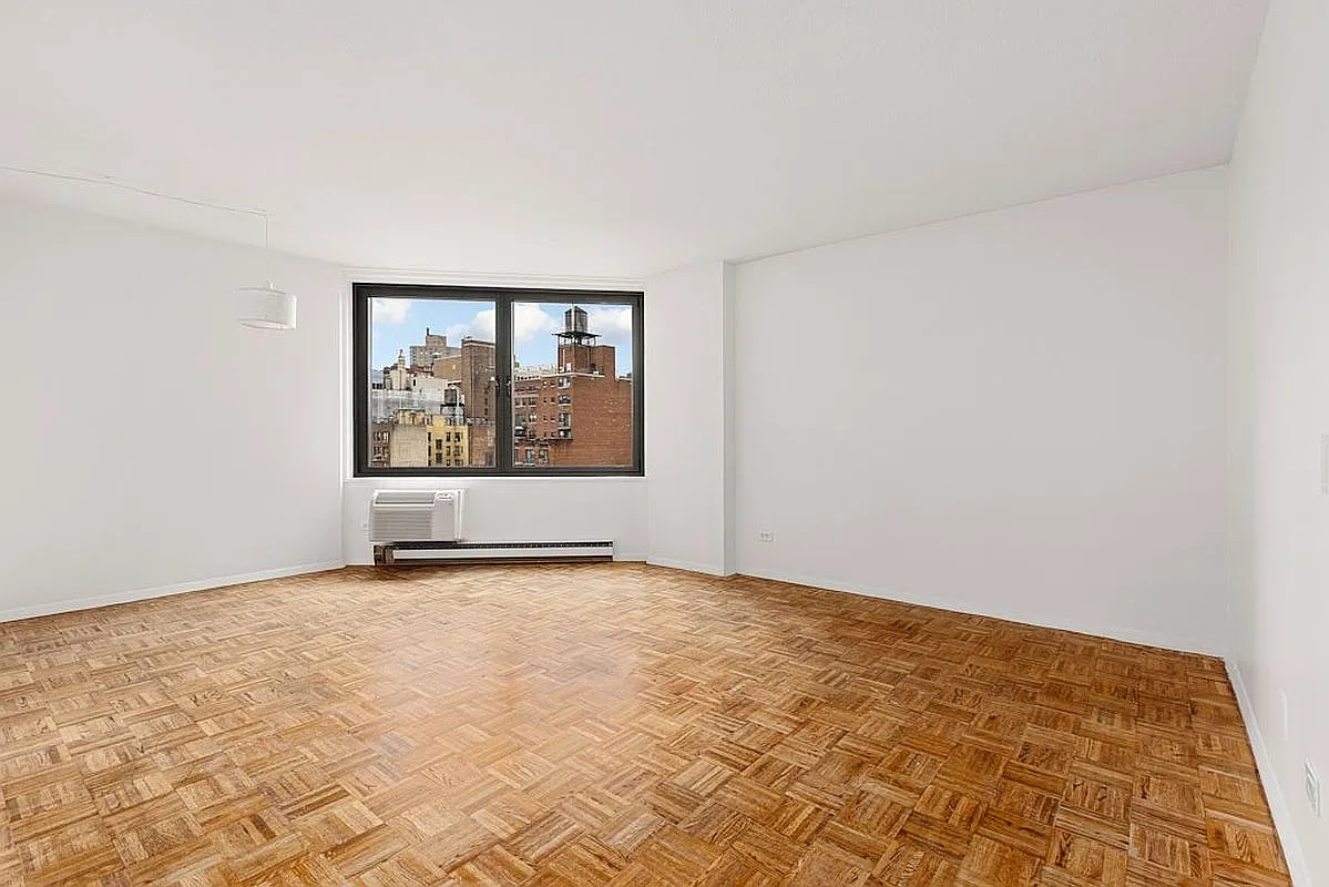 1601 3rd Ave APT 11K photo 1