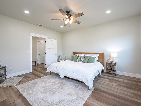5th image of 2775 Village Dr