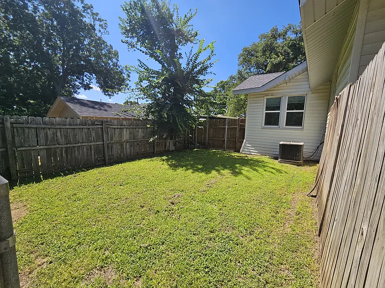806 W Spring St — Photo 22