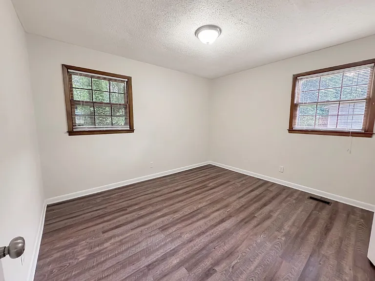 3633 Oakland Ln — Photo 5