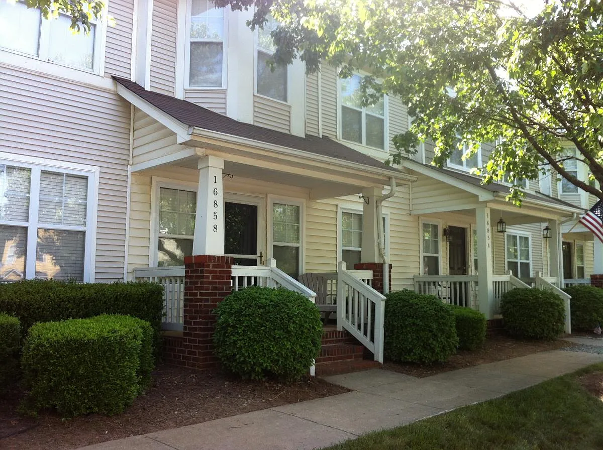 2 bed, 2.5 bath, 1326 sqft, $1,895 — Photo 2