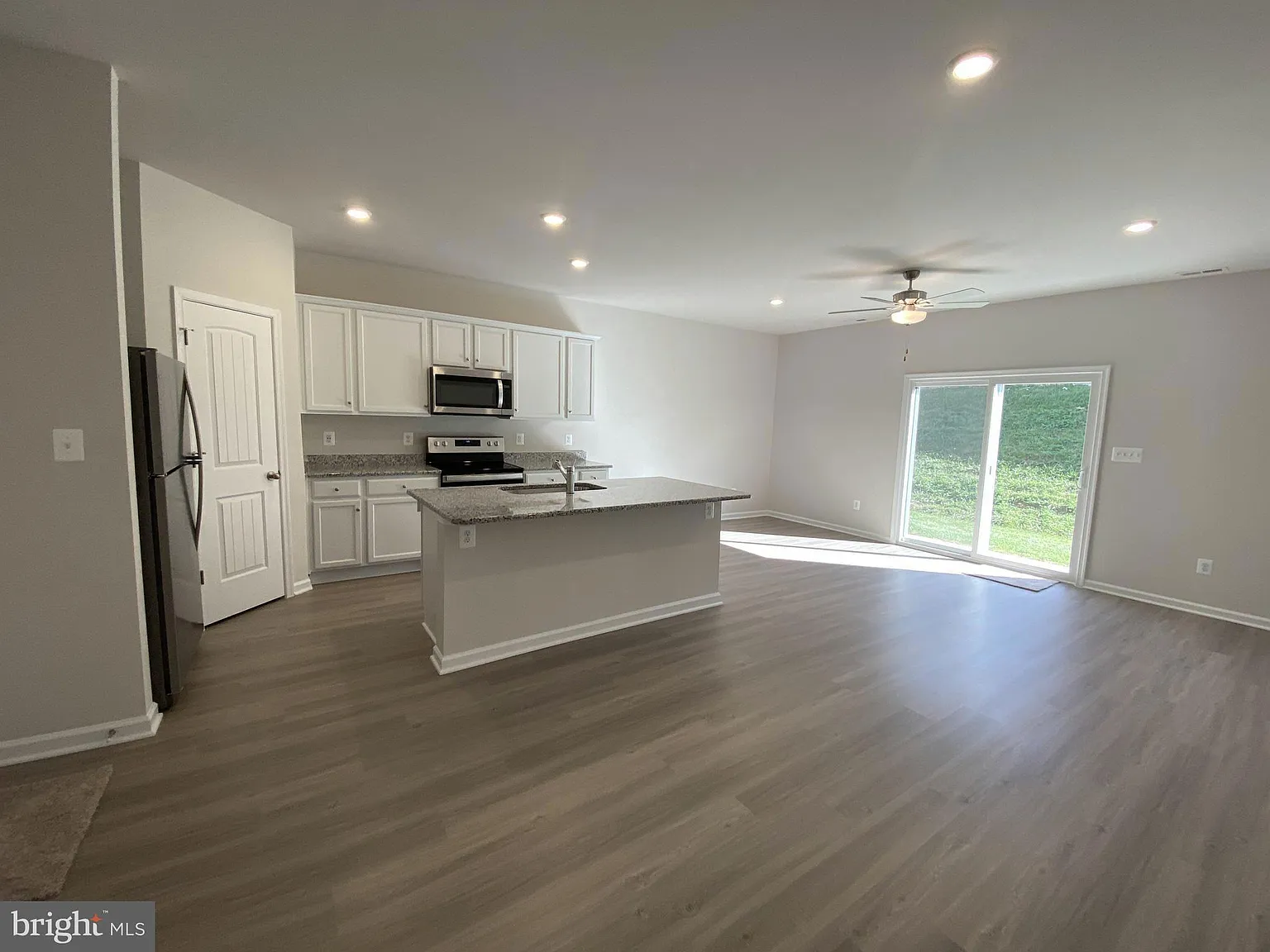 3 bed, 2.5 bath, 1443 sqft, $1,900 — Photo 3