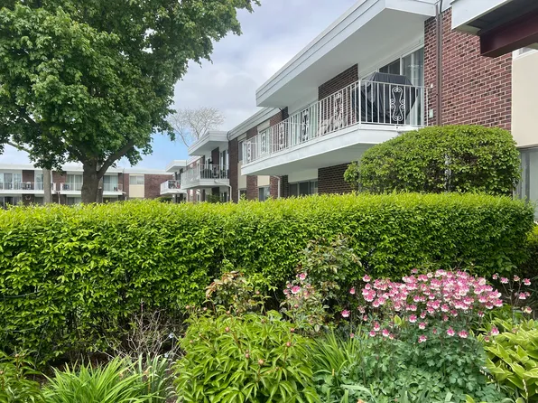 100 Deborah Ln APT B35, Wheeling, IL 60090