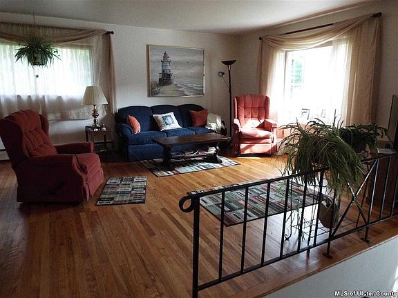 5th image of 24 Edgewood Dr
