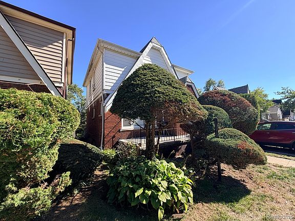 3rd image of 16814 Lilac St