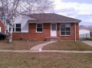 28202 Groveland St, Roseville, MI 48066