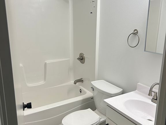 4th image of 822 W State St #1