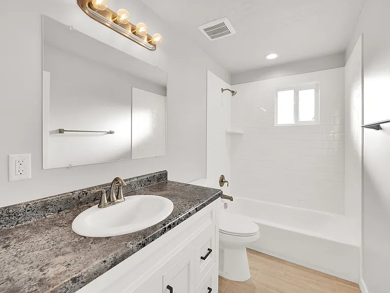 2670 S 360 E — Photo 2
