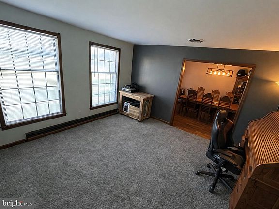 4th image of 1585 Marilyn Ct