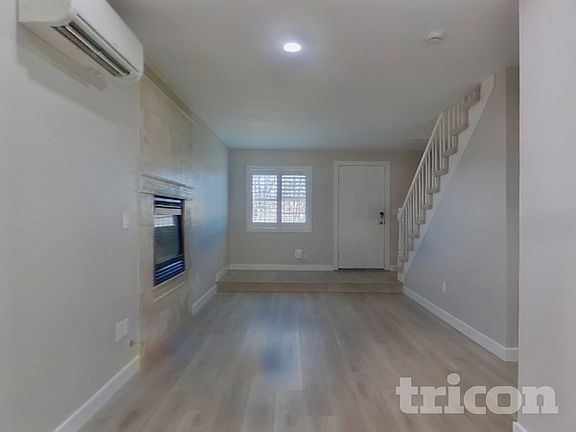 4th image of 2094 Fraser St