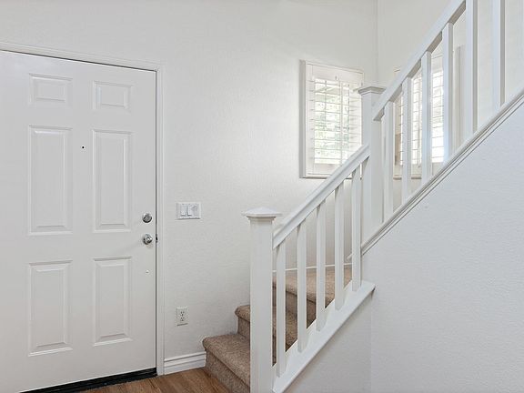 118 E Pleasant Valley Rd-004-003-Entrywa