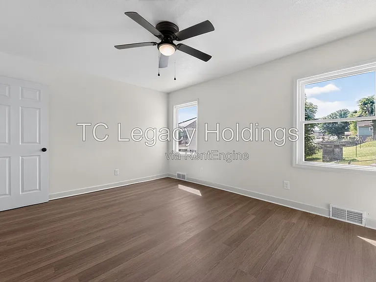 300 Ash Ave — Photo 17
