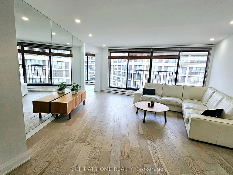 65 Harbour Sq #3306 — Photo 2