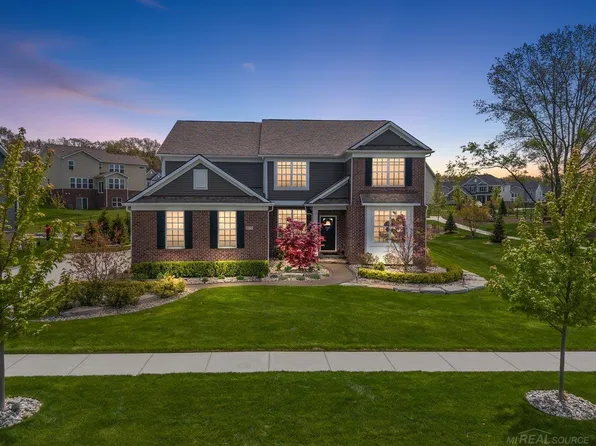 4177 Newgard Dr, Lake Orion, MI 48360