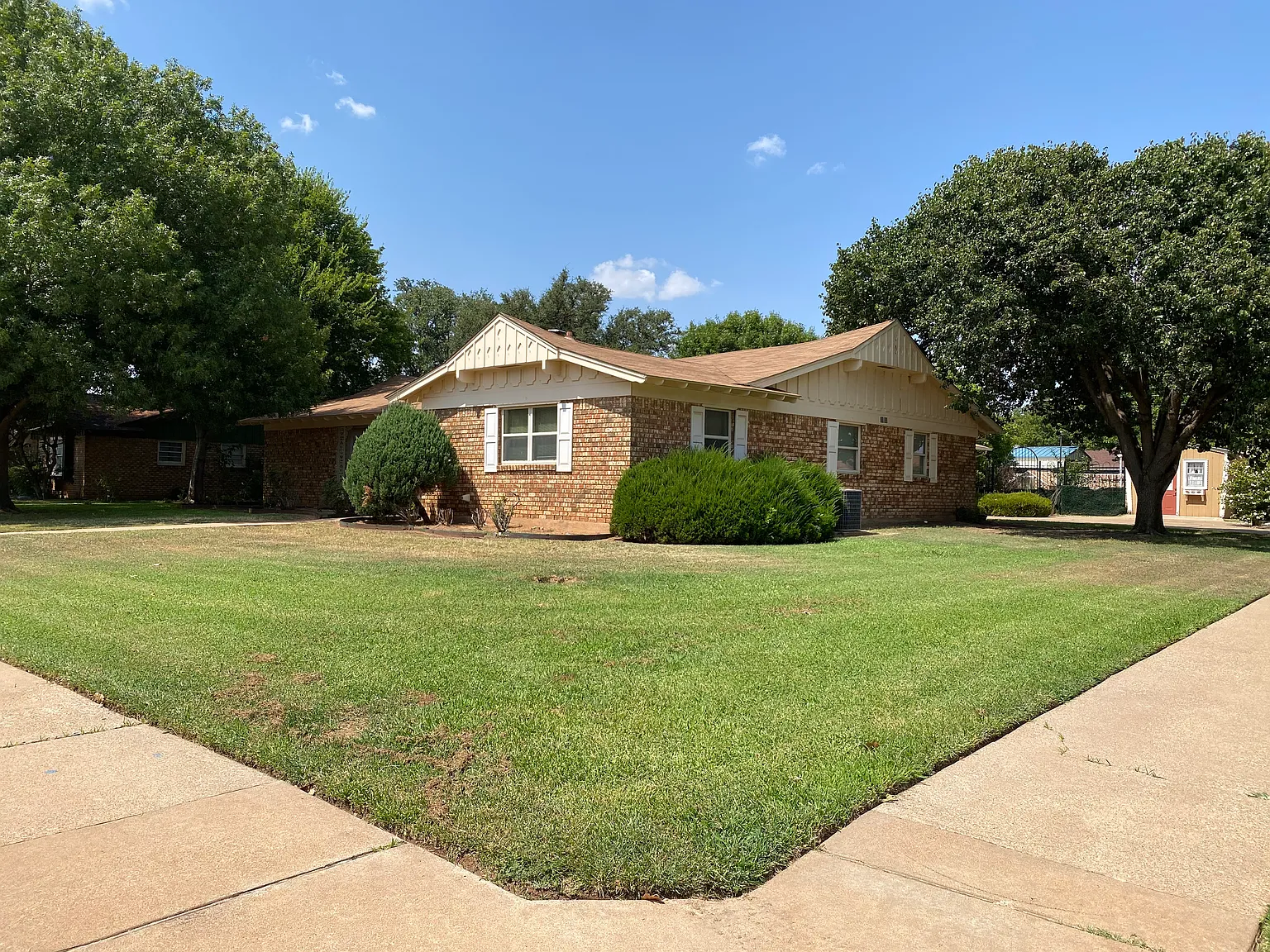 3 bed, 2249 sqft, $2,400 — Photo 2