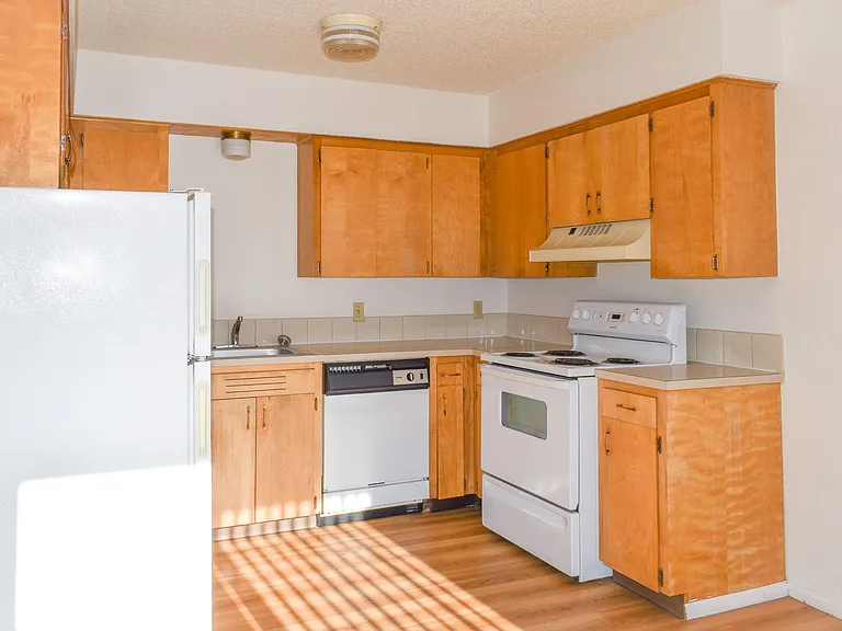 Kathy-Ann Apartments — Photo 38