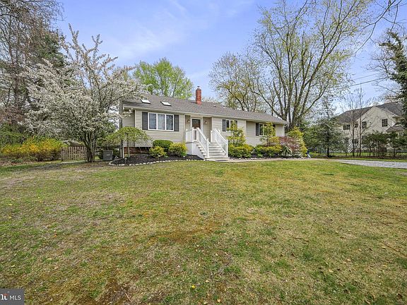 3rd image of 1031 Rural Ave