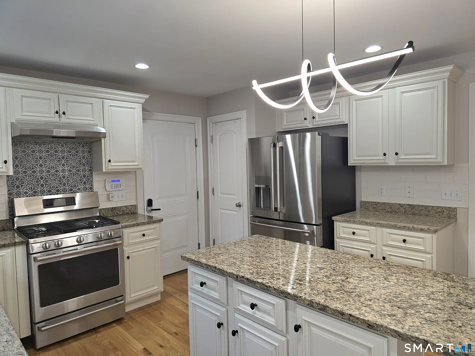 4 bed, 2.5 bath, 2325 sqft, $4,000 — Photo 3