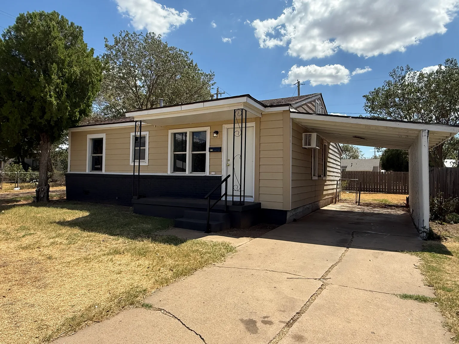 3 bed, 900 sqft, $1,000 — Photo 2