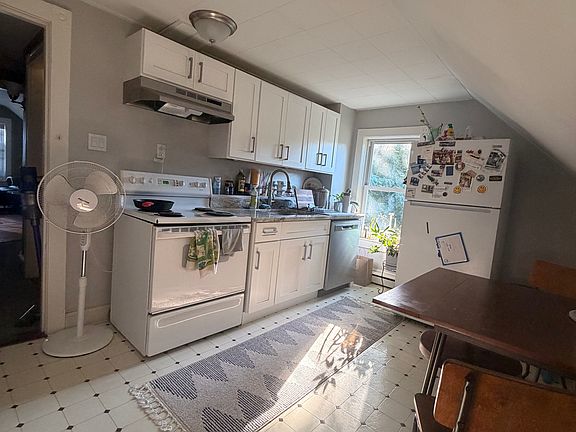2nd image of 196 Columbia St APT B