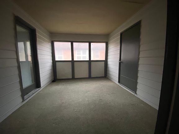 2nd image of 717 Beaufort Cir #717
