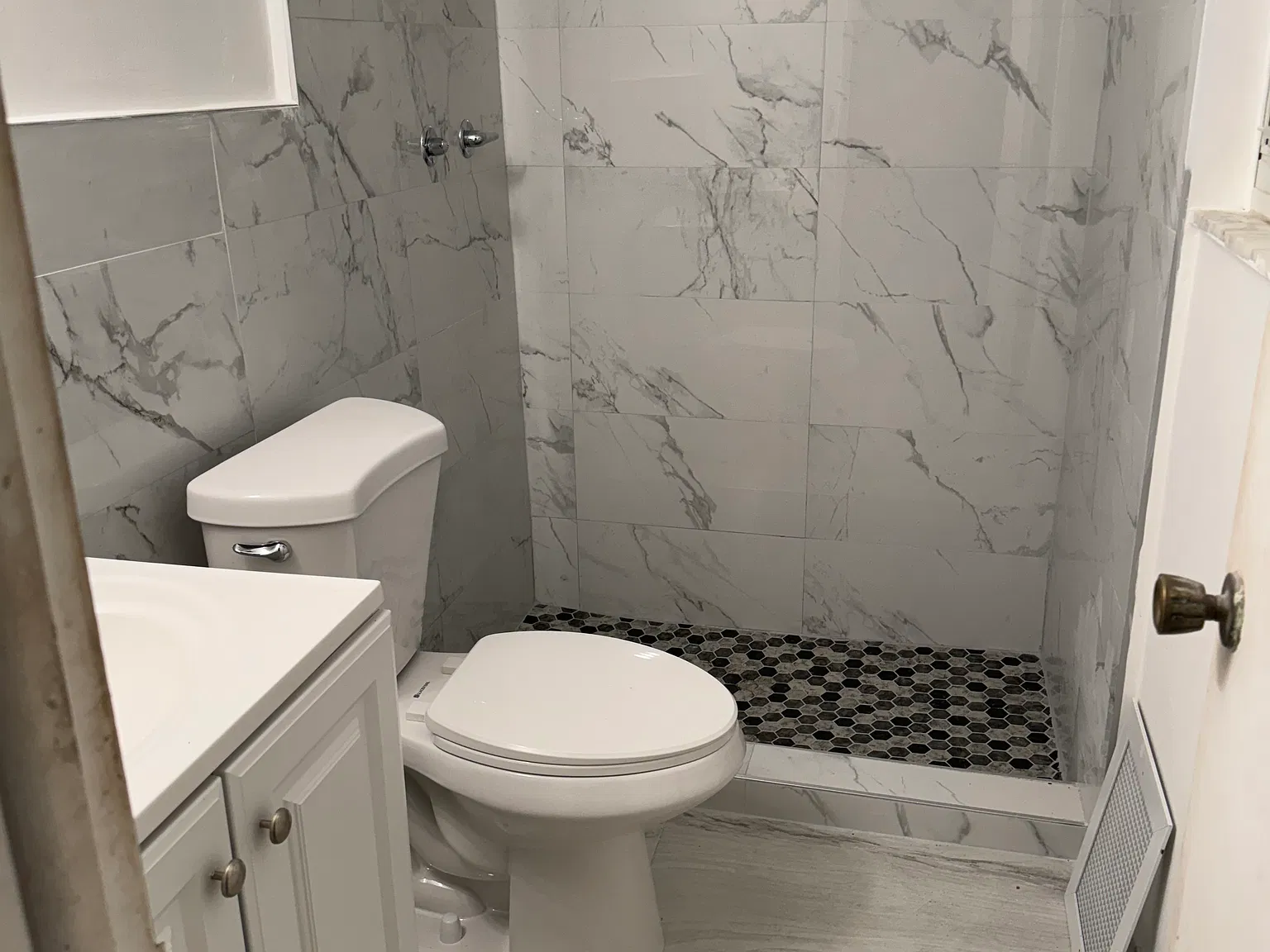 2 bed, 1300 sqft, $2,400 — Photo 4