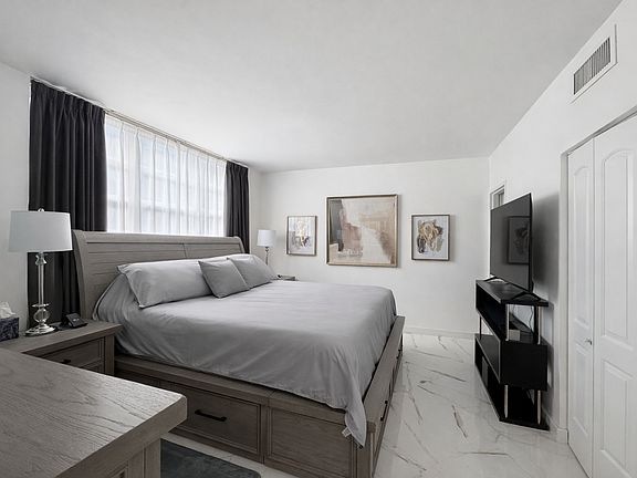 4th image of 999 Brickell Bay Dr APT 710