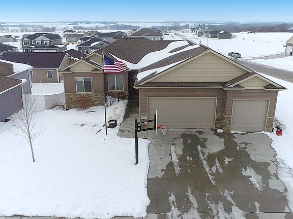 3rd image of 1215 Birchwood Dr