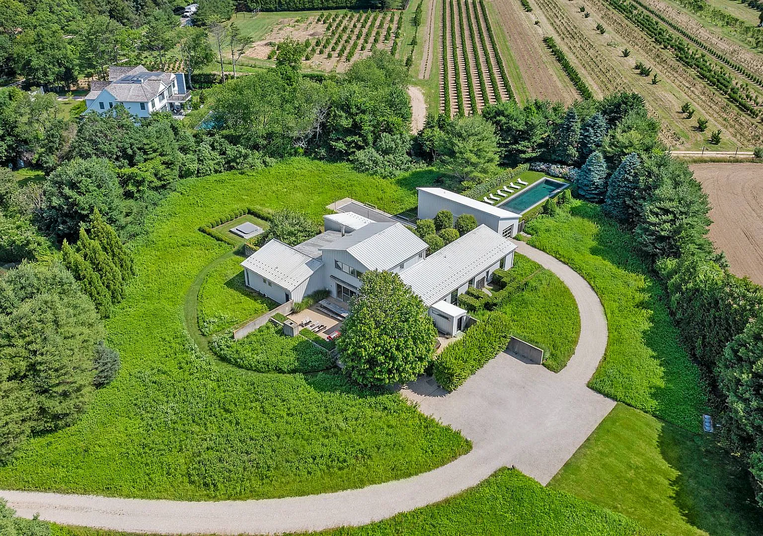 Modern Barn Compound with Bocce, Pool, Courtyard — Photo 2