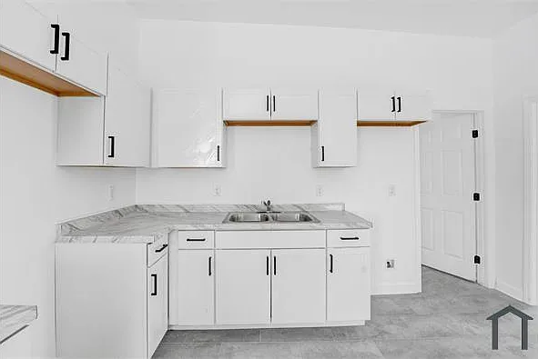 869 N Montgomery St — Photo 7