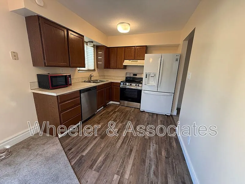 3 bed, 1.0 bath, 1800 sqft, $1,925 — Photo 3