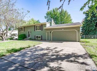 5709 W Pebble Creek Rd, Sioux Falls, SD 57106
