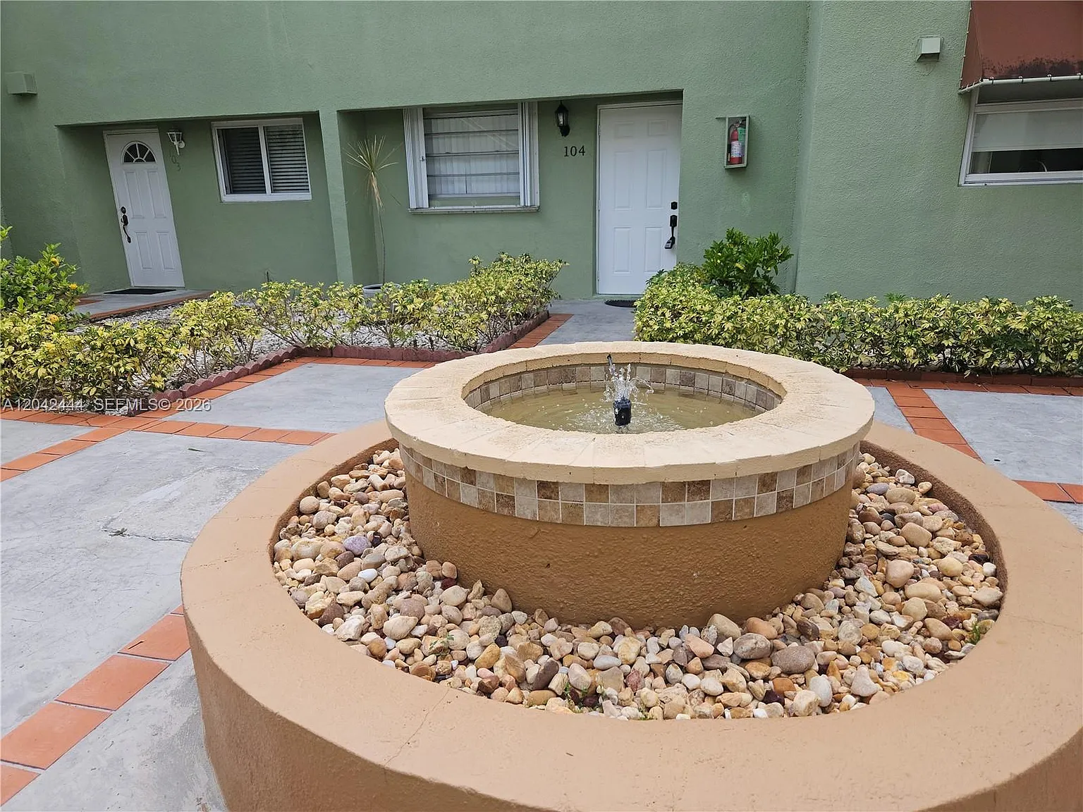 Patio West One Condo — Photo 4